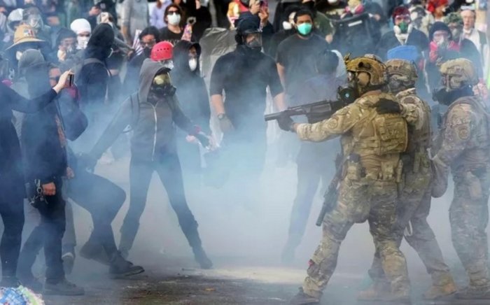 АҚШда иммиграция идорасига 250 дан ортиқ одам бостириб кирди ва ўт қўйиб юборди