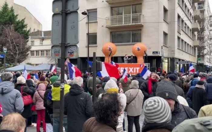 Parijda Fransiyaning Yevropa Ittifoqidan chiqishi tarafdorlari ittifoq bayrog‘ini yirtib tashlashdi