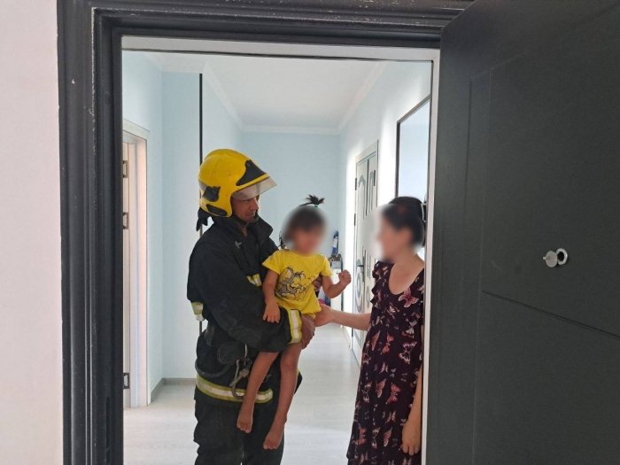 Buxoroda uyda qulflanib qolgan qizaloq FVV qutqaruvchilari tomonidan qutqarildi