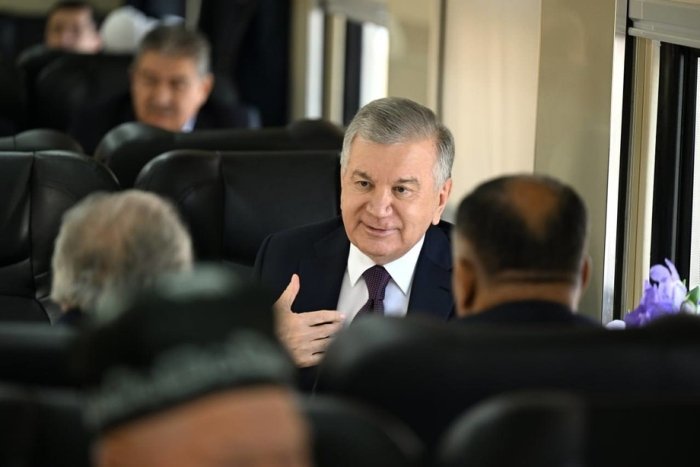 Davlat rahbari «Samarqand – Urgut» yangi temir yo‘lida olib borilayotgan ishlar bilan tanishdi