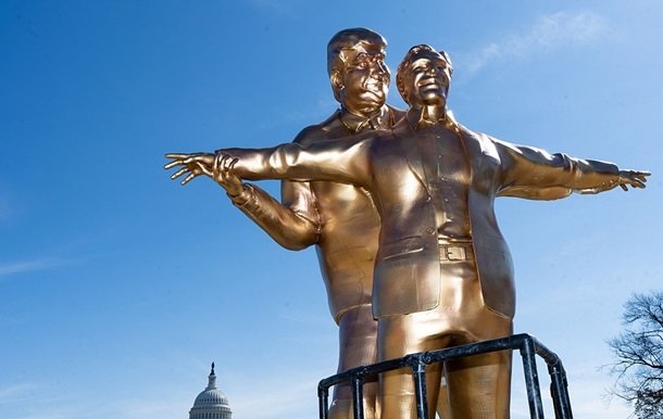 Вашингтонда Трамп ва Эпштейн тасвирланган ҳайкал пайдо бўлди