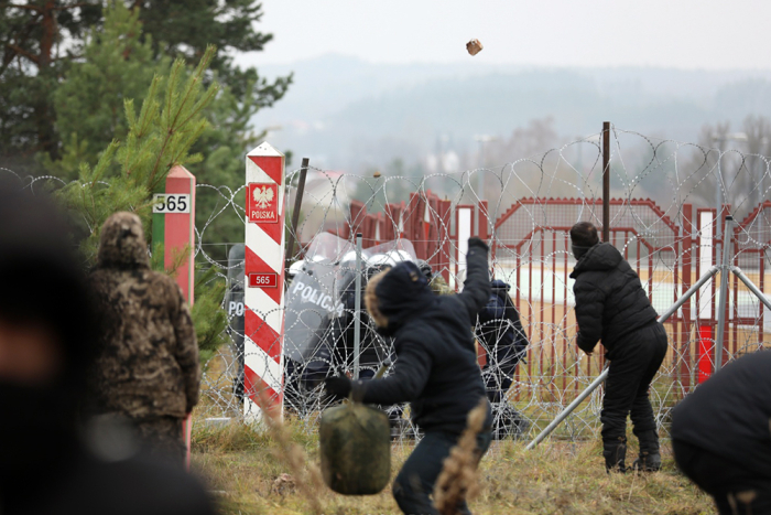 Belarus tomondan migrantlar Polsha chegarasida hujumga o‘tmoqda Belarus tomondan migrantlar Polsha chegarasida hujumga o‘tmoqda