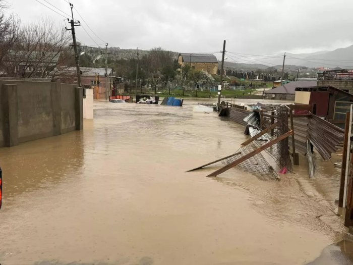 Махачқалада кучли ёмғир натижасида 3700 дан ортиқ уй сув остида қолди