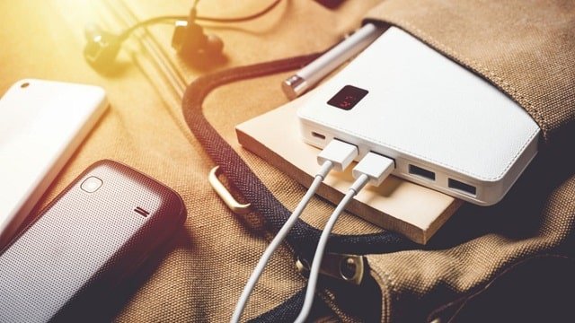 Samolyot salonida pover-bank yonib ketdi