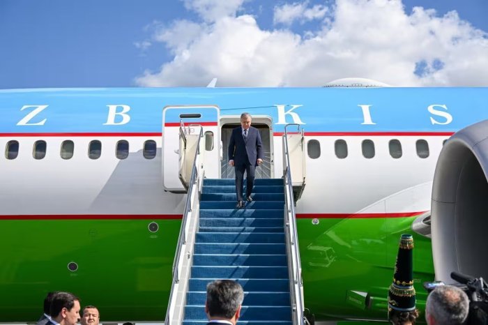 Шавкат Мирзиёев амалий ташриф билан Қозоғистонга келди