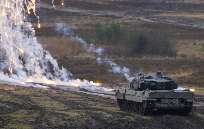 Litva  Rossiyaning Ukrainaga hujumini o‘z milliy xavfsizligiga bevosita tahdid deb biladi va Germaniyaning Leopard 2 tanklarini sotib oladi