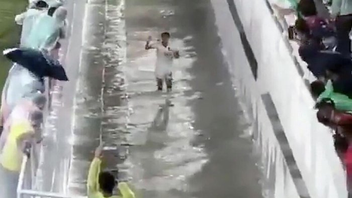 Indoneziyalik futbolchi gol nishonlash vaqtida 3 metrlik chuqurga tushib ketdi