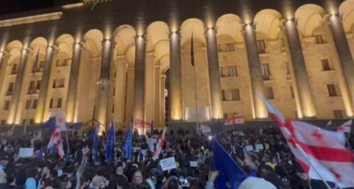 Gruziyada Parlament binosi oldida namoyishlar bo‘lmoqda