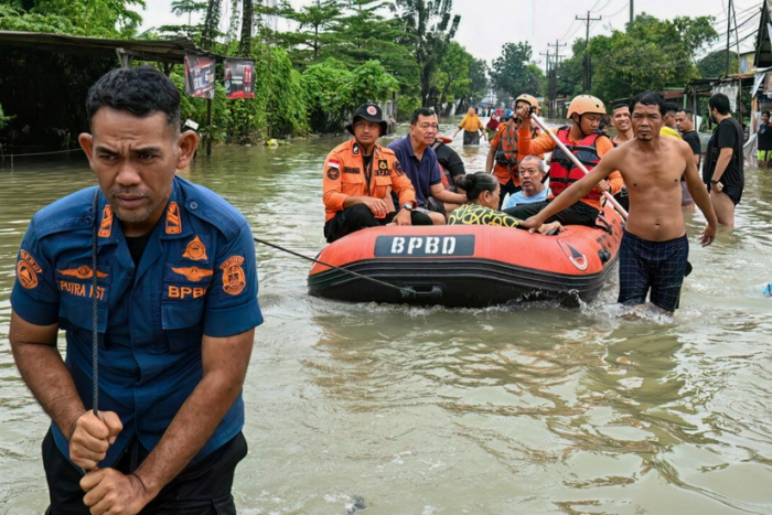 Индонезиядаги сув тошқинлари қурбонлари сони 900 дан ошди