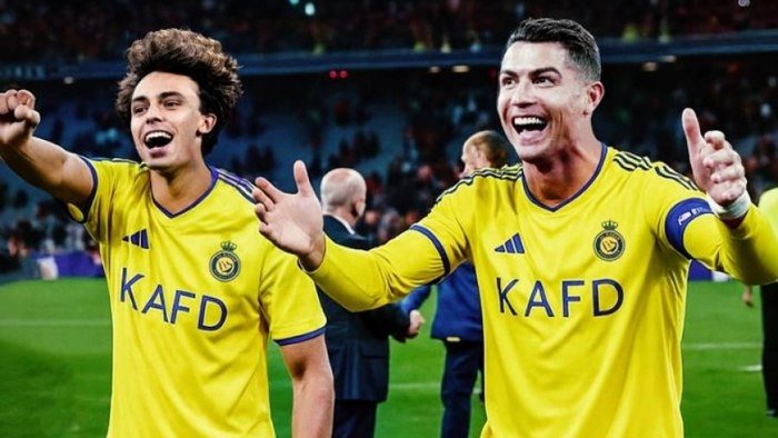 Nudist uning kokraklarini ishqalaydi Yigitlarning ogziga siyish porno