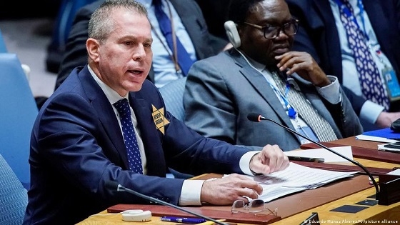 Исроил делегацияси БМТ Хавфсизлик Кенгаши йиғилишида сариқ юлдуз тақиб чиқди