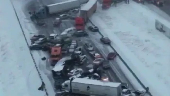 АҚШда 40 дан ортиқ машина тўқнашиб кетди