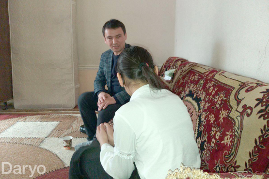 Тошкентдаги мактабда ўқитувчи ўқувчи қизнинг юбкасини ечиб юборгани айтилди (ФОТО)