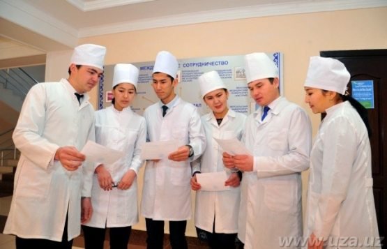 Kasalxonadagi shifokorlar uchun pornografik korporativ partiya