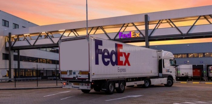 АҚШнинг биринчи йирик компанияси Трамп жорий этган божларга тўланган маблағлар қайтарилишини талаб қилди