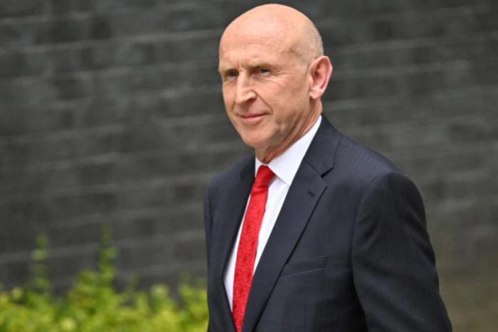 Буюк Британия Мудофаа вазири иккинчи уйи учун солиқ тўламаяпти