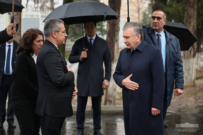 Шавкат Мирзиёев Туркия элчихонасига борди