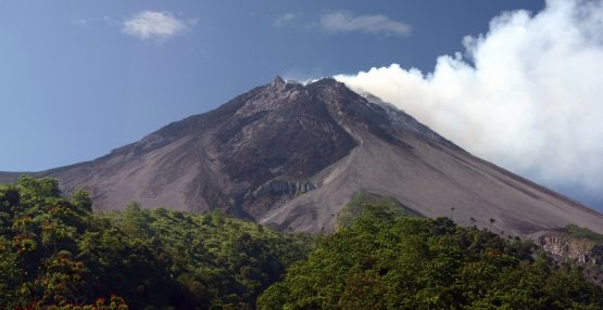 Индонезиянинг Джокьякартадасида энг фаол Мерапи  вулқони уйғонди