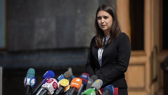 Юлия Мендель Зеленскийни ёлғон ваъдалар ва ҳокимиятда қолиш учун урушдан фойдаланишда айблади