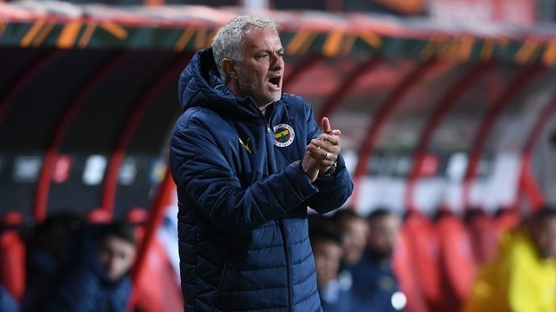 Моуриньонинг истеъфосига сабаб бўлган клуб у билан шартнома шартларини келишиб олди