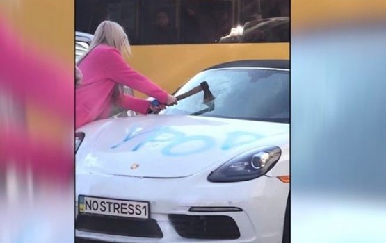 Украиналик қўшиқчи клип олиш учун болта билан Porsche’ни чопди Украиналик қўшиқчи клип олиш учун болта билан Porsche’ни чопди