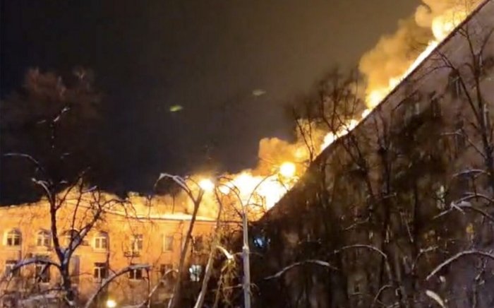Moskvada binolarning tomlari yondi, 400 dan ortiq odam evakuasiya qilingan Moskvada binolarning tomlari yondi, 400 dan ortiq odam evakuasiya qilingan