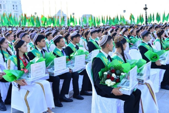 Turkmanistonda qo‘l ushlashib yurgan juftliklarga qarshi kurash boshlandi