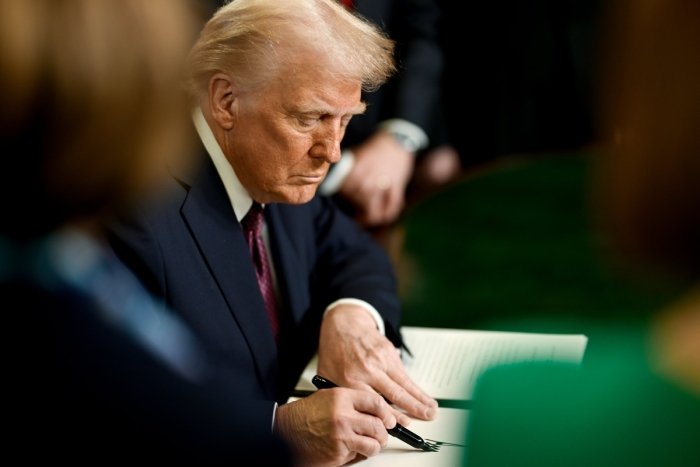 Трамп "Америка Овози" эшиттиришларини тугатишга чақирди Трамп "Америка Овози" эшиттиришларини тугатишга чақирди