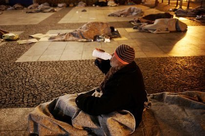 Nudistlar sohilida yalangoch qizlar