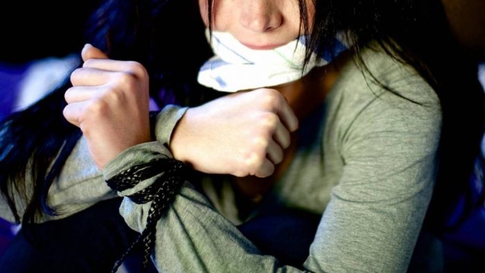 Самарқандда 4 нафар эркак нон олиб келиш учун дўконга кетаётган 14 ёшли қизни ўғирлаб кетди