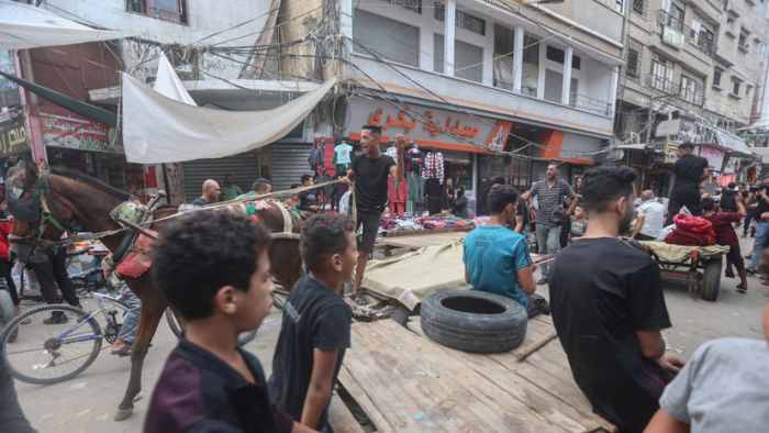 Mobil telefonda olingan yalangoch ayollarning uy qurilishi fotosuratlari