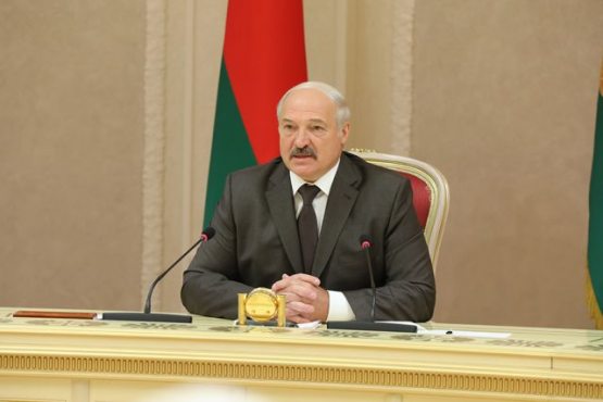 Лукашенко “МДҲ фахрий чегарачиси” кўкрак нишони билан тақдирланди