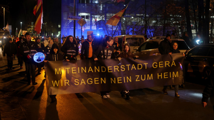 Германиянинг Гера шаҳрида қочқинларни жойлаштиришга қарши намойиш бўлиб ўтди Германиянинг Гера шаҳрида қочқинларни жойлаштиришга қарши намойиш бўлиб ўтди