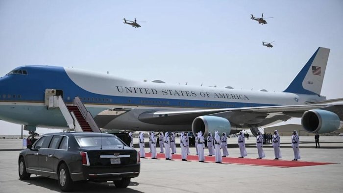 Трамп учун "Учар сарой". АҚШ президенти Қатар совғаси бўйича коррупсияда айбланмоқда Трамп учун "Учар сарой". АҚШ президенти Қатар совғаси бўйича коррупсияда айбланмоқда