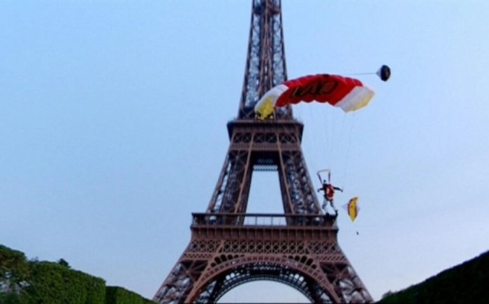 Парижда Эйфел минорасидан парашют билан сакраган эркак қўлга олинди