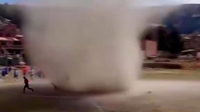 Tornado o‘yin paytida futbolchini olib ketdi (VIDEO)