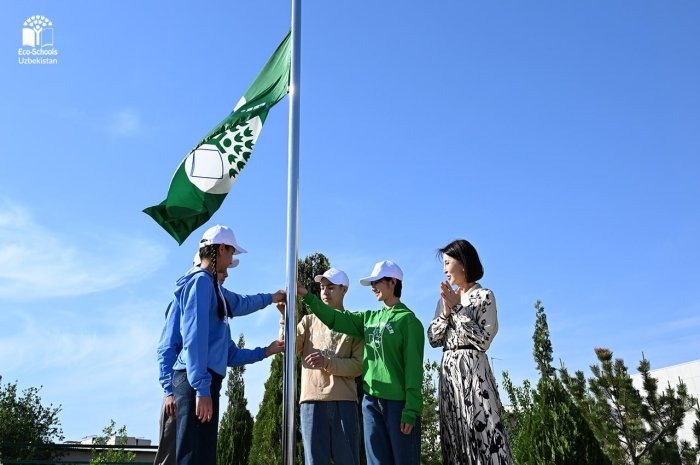 Xivada "Eco-schools Uzbekistan" loyihasining asosiy ramzi bo‘lgan Yashil bayroq tantanali ravishda ko‘tarildi
