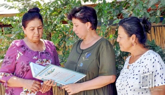 Yosh yigitlar bilan rus keksa ayollar