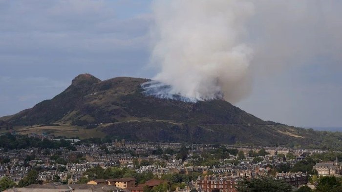 Шотландияда машҳур тепалик ёниб кетди