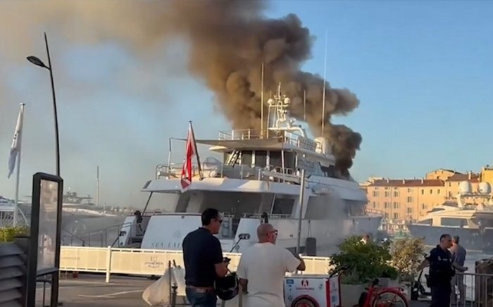 Францияда суперяхта ёниб кетди