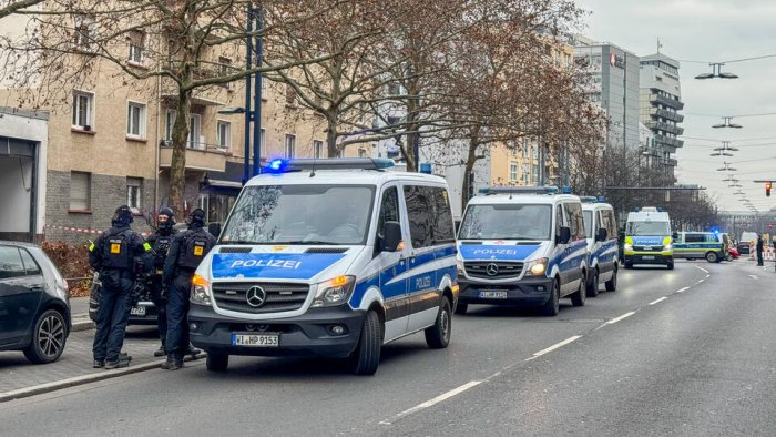 Нидерландияда эркак уч нафар ёш бола бўлган машинани ўғирлаб, Бельгияга қочиб кетди