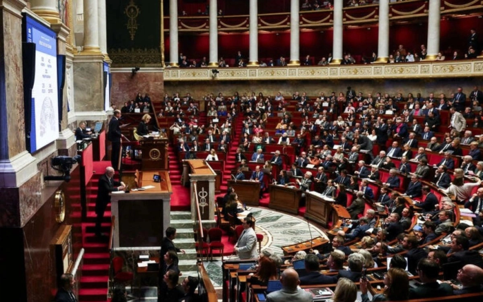 Франция парламенти пенсия ислоҳотини тўхтатмоқчи