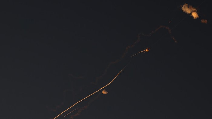 Эрон Қатар йўналишида 44 та ракета ва 8 та дрон учирди