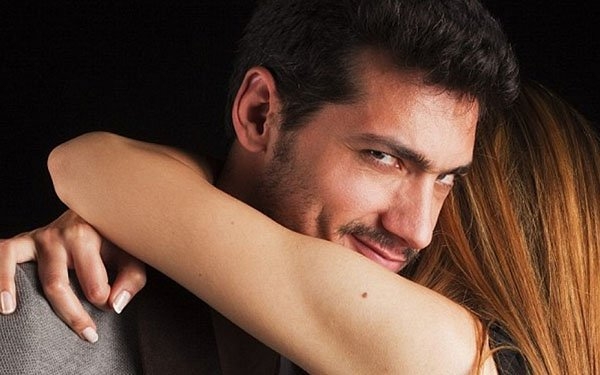 Kokrak va erotik porno fotosuratlar Ular meni aldab pul evaziga kamerada onanizm qilishdi.