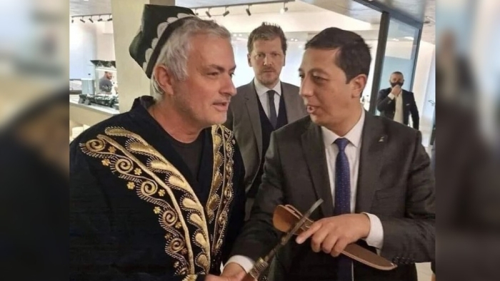 Joze Mourino o‘zbekcha chopon va do‘ppi kiydi (foto)