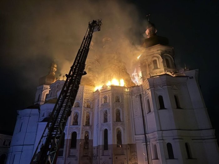  Россия Киевга зарба бериши оқибатида тўрт киши ҳалок бўлди, Киево-Печерск лаврасида эса ёнғин чиқди