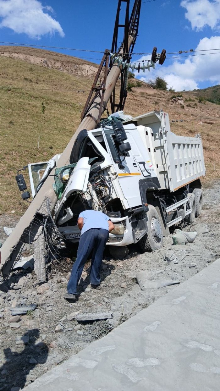 Bo‘stonliqda yuk mashinasi elektr liniyasi ustuniga borib urildi