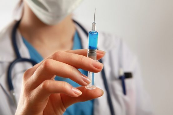 Германияда хусусий клиникаларга коронавирусга қарши эмлаш учун рухсат берилди