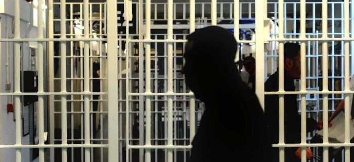 Qamoqxonalar to‘lib ketdi: Britaniya bir yildan kam jazo olganlarni qamamaydi