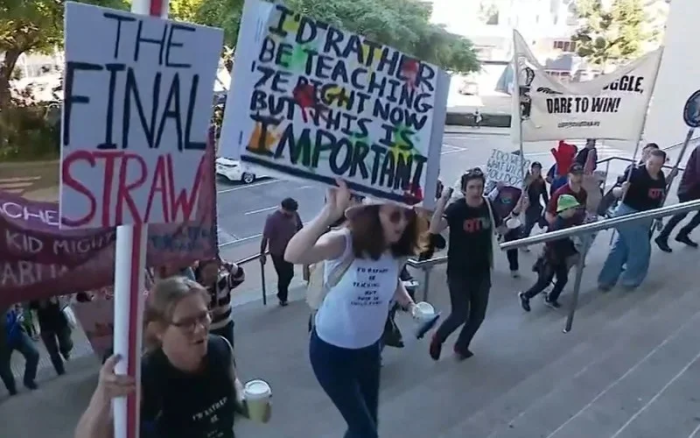 Австралияда  50 000 га яқин ўқитувчи иш ташлашга чиқди